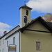 Die Kirche von Gresso mit Postautohaltestelle.