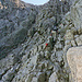 Einfache aber steile Kletterei (I) in bombenfesten Fels; Die an dieser Stelle recht  breite Aufstiegsrinne, kurz unterhalb des Gipfels
